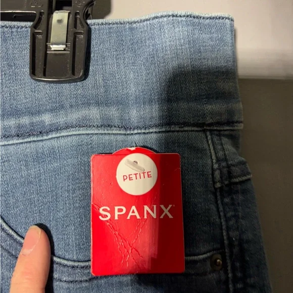 Spanx EveryWear Kick Flare Jeans in Vintage Indigo Size 1X Petite - Picture 4 of 6